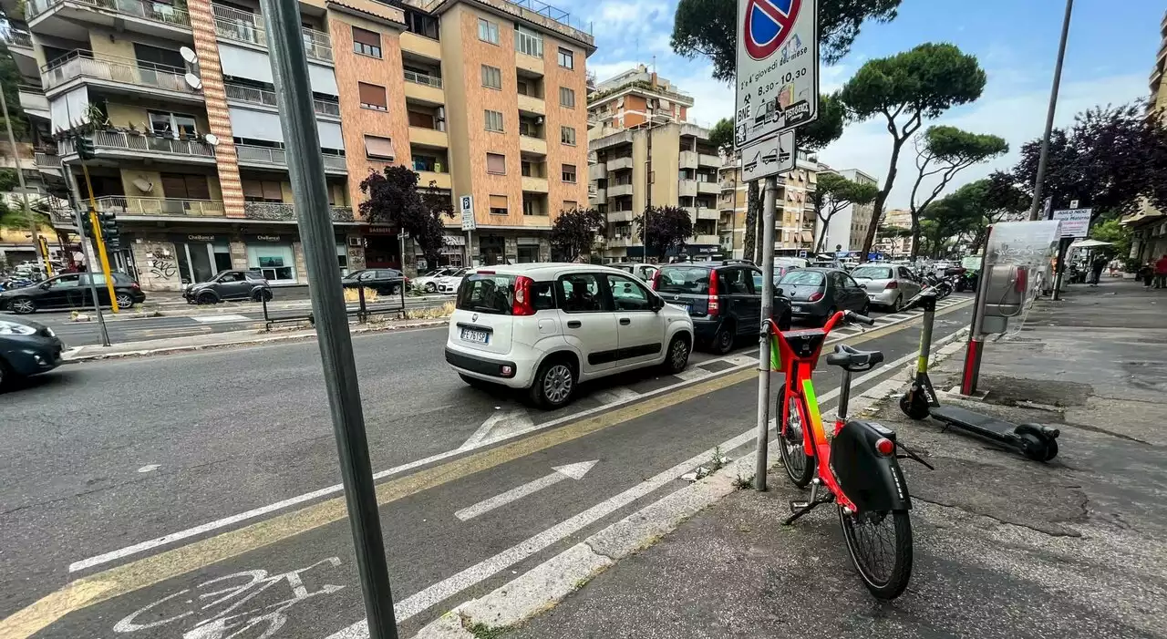 Piste ciclabili di Roma nuove ma da rifare: mandano il traffico in tilt in 22 km