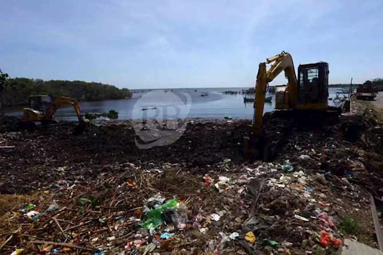 Sembilan Jam Angkut 25 Truk Sampah di Pantai Mayangan