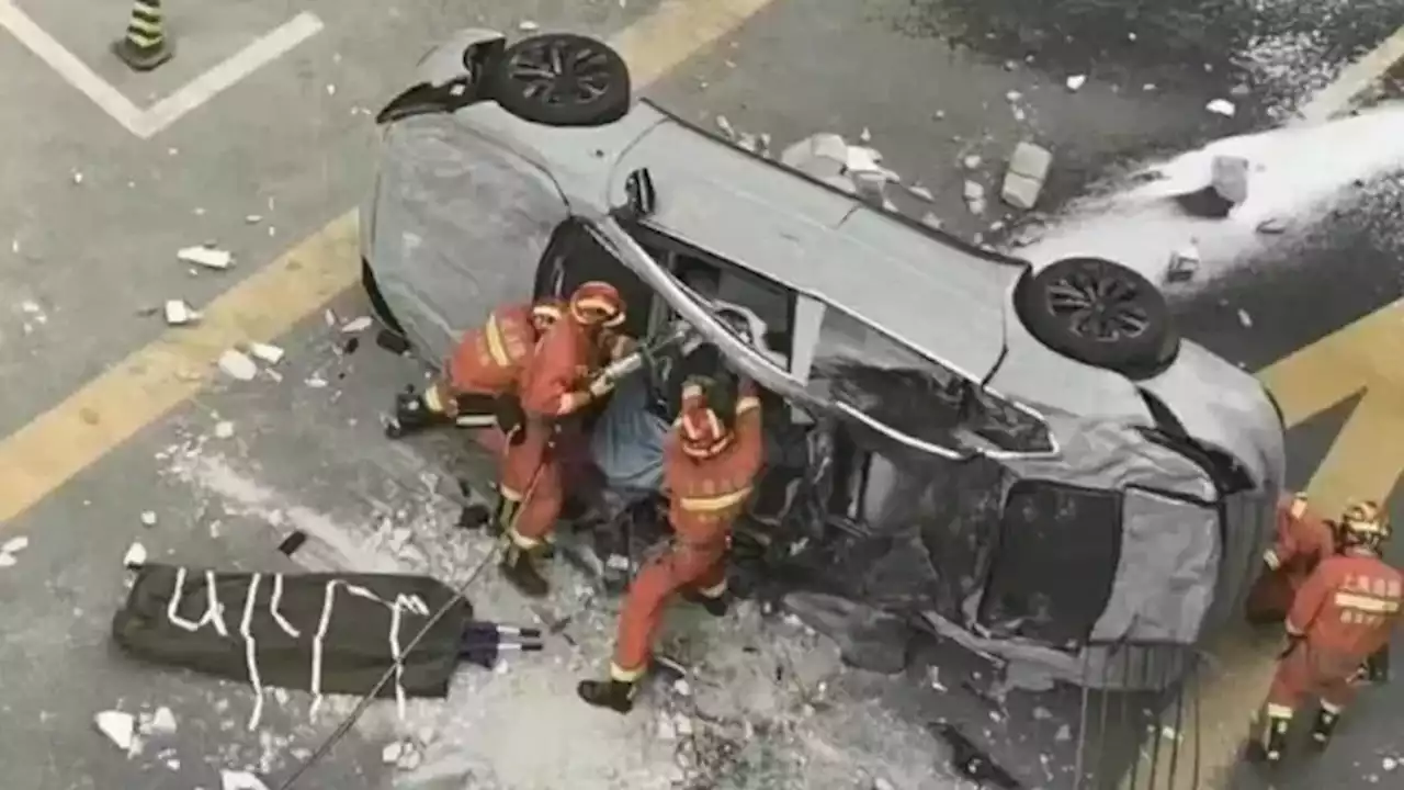 Un auto eléctrico cayó desde un tercer piso y murieron sus dos ocupantes