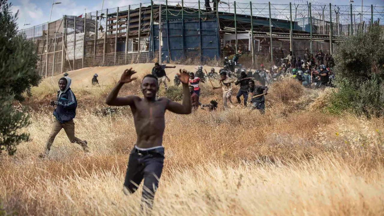 Circa 2mila migranti tentano di entrare a Melilla, cinque sono morti nella calca