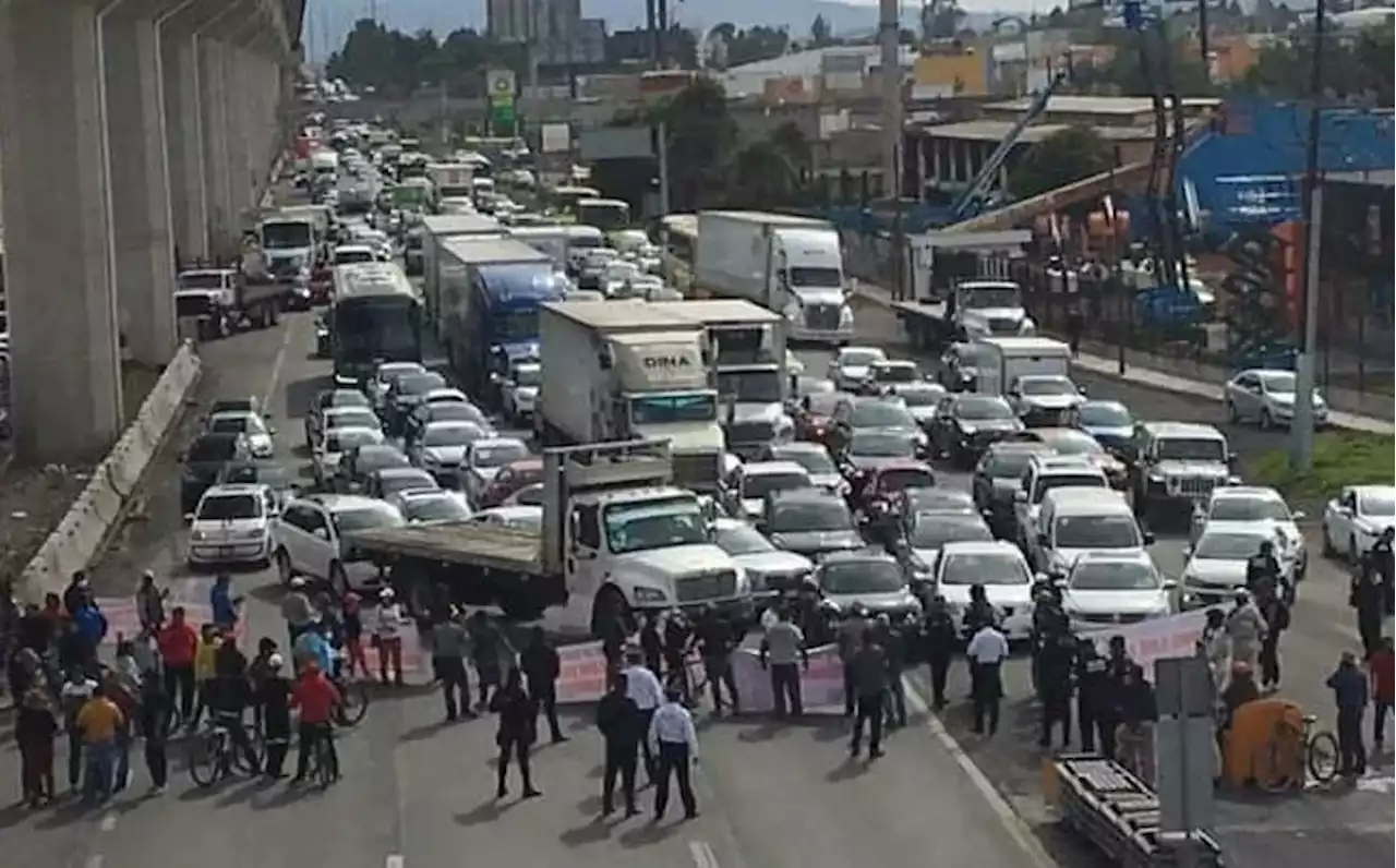 Vecinos de San Pedro Cholula bloquean la carretera México-Toluca