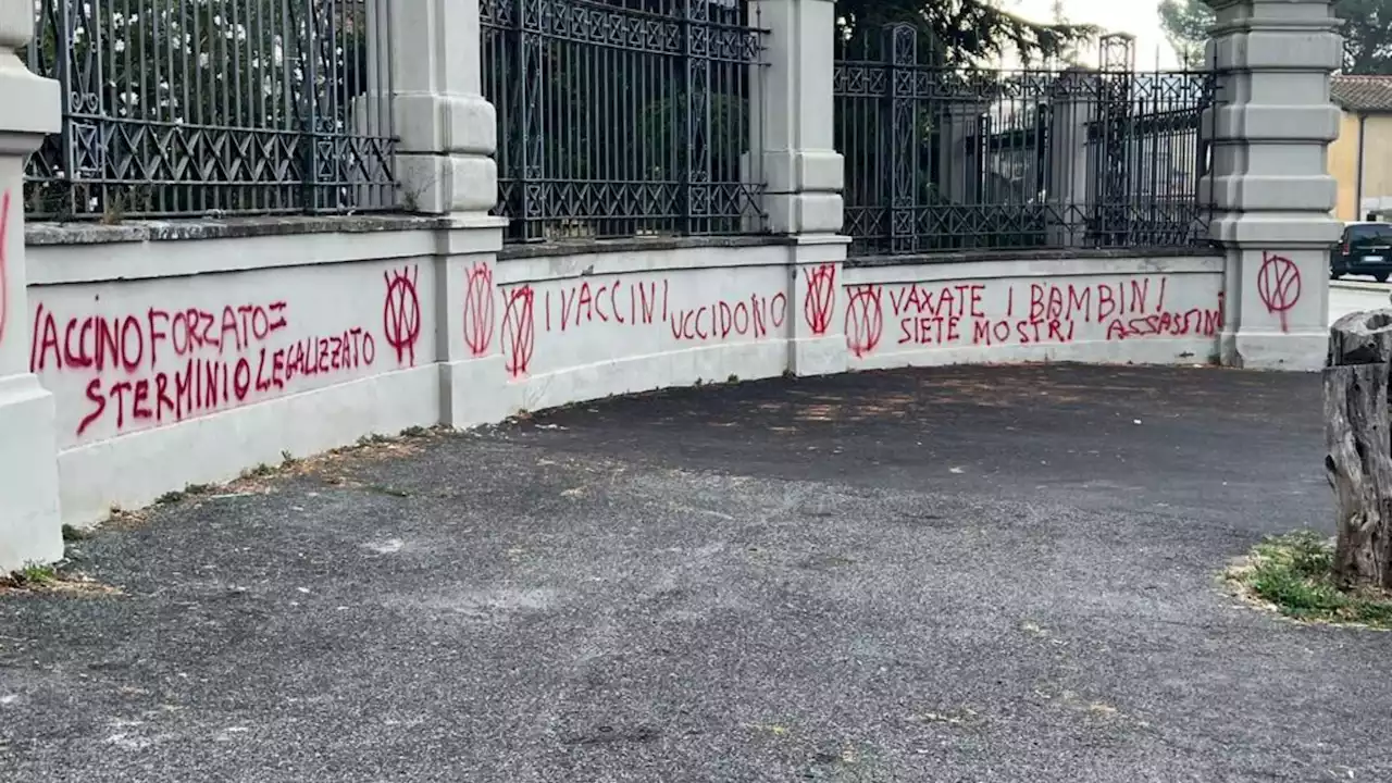 Scritte no-vax sui muri dell'ospedale Spallanzani di Roma