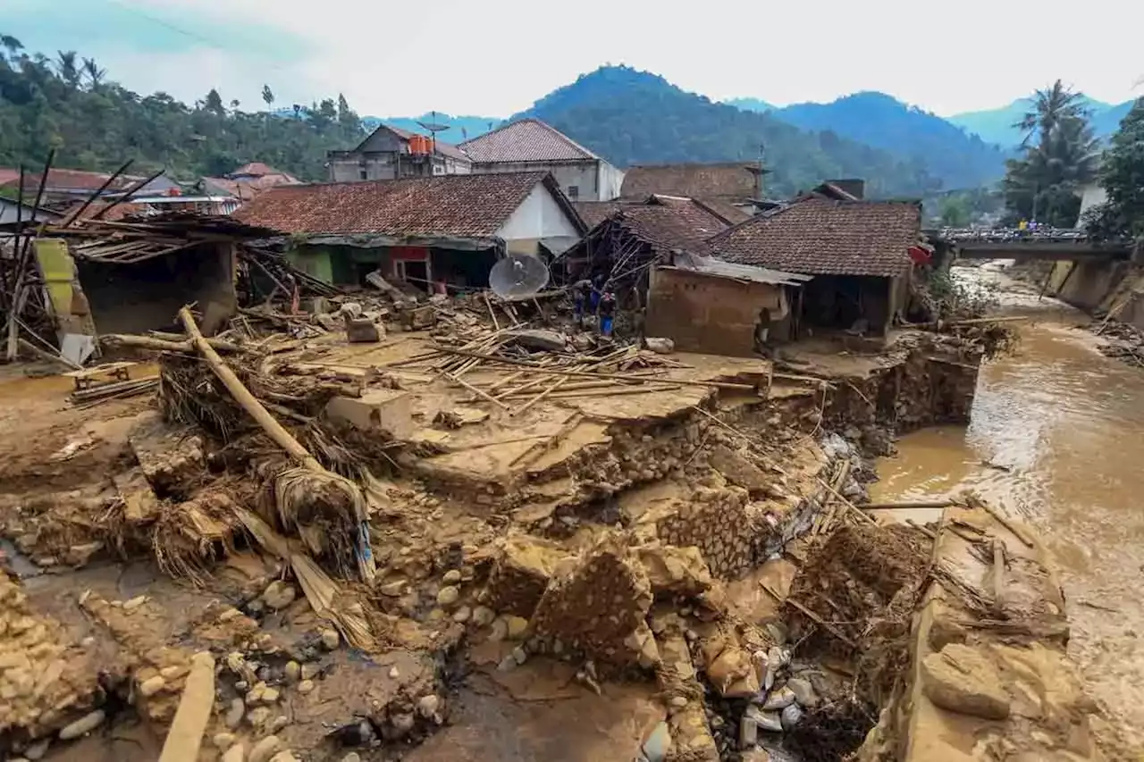 FOTO: Luluh Lantak, Begini Penampakan Desa Purasari di Bogor Usai Diterjang Banjir Bandang