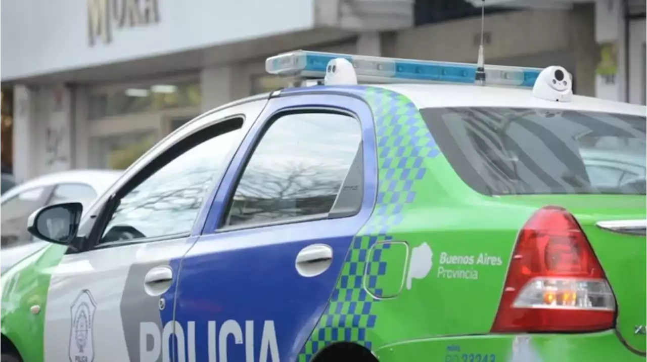 Un ladrón entró a robar a un kiosco y, en medio de un forcejeo, le mordió la mano a un empleado