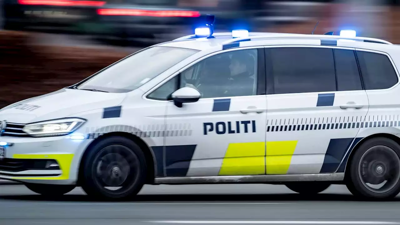 Buspassager tog i rattet og spiddede bus på autoværn