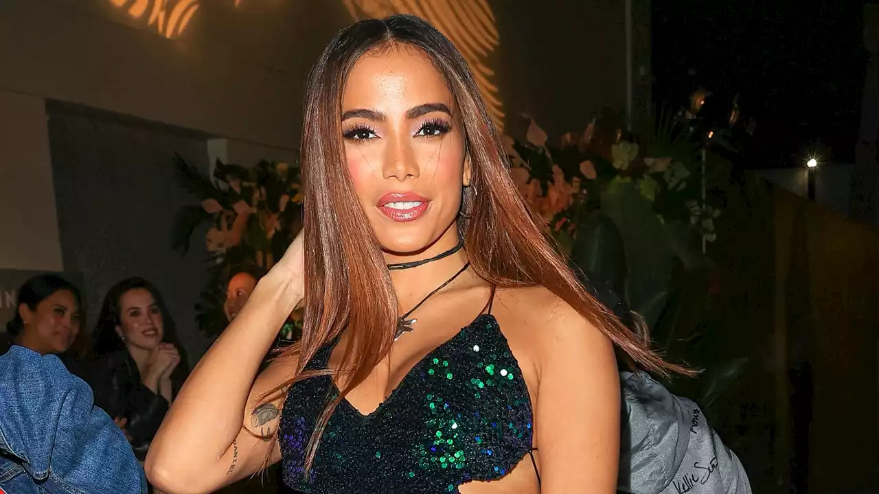 Anitta lleva las botas de punta triangular como una popstar de los 2000