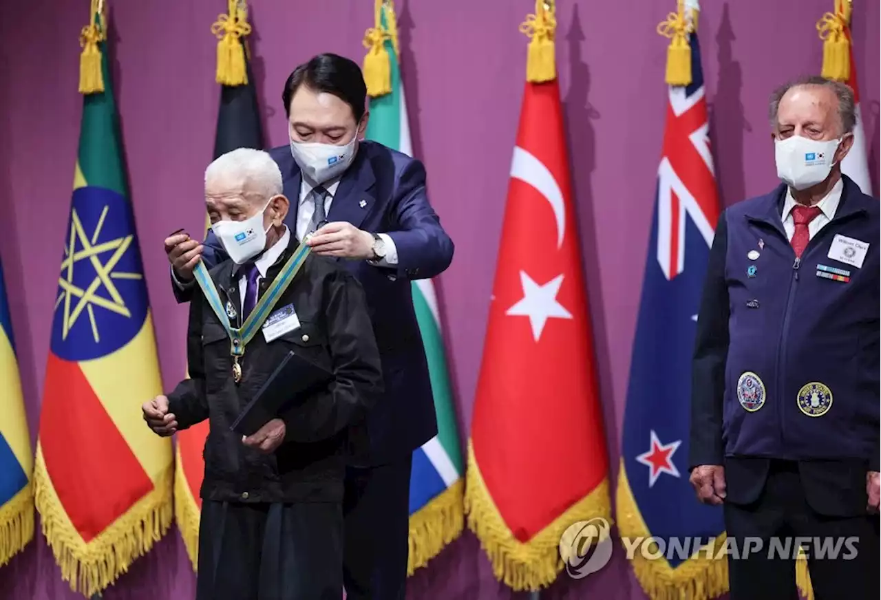 유엔 참전용사 메달 걸어준 尹…'여러분 없인 누리호 영광 없어' | 연합뉴스