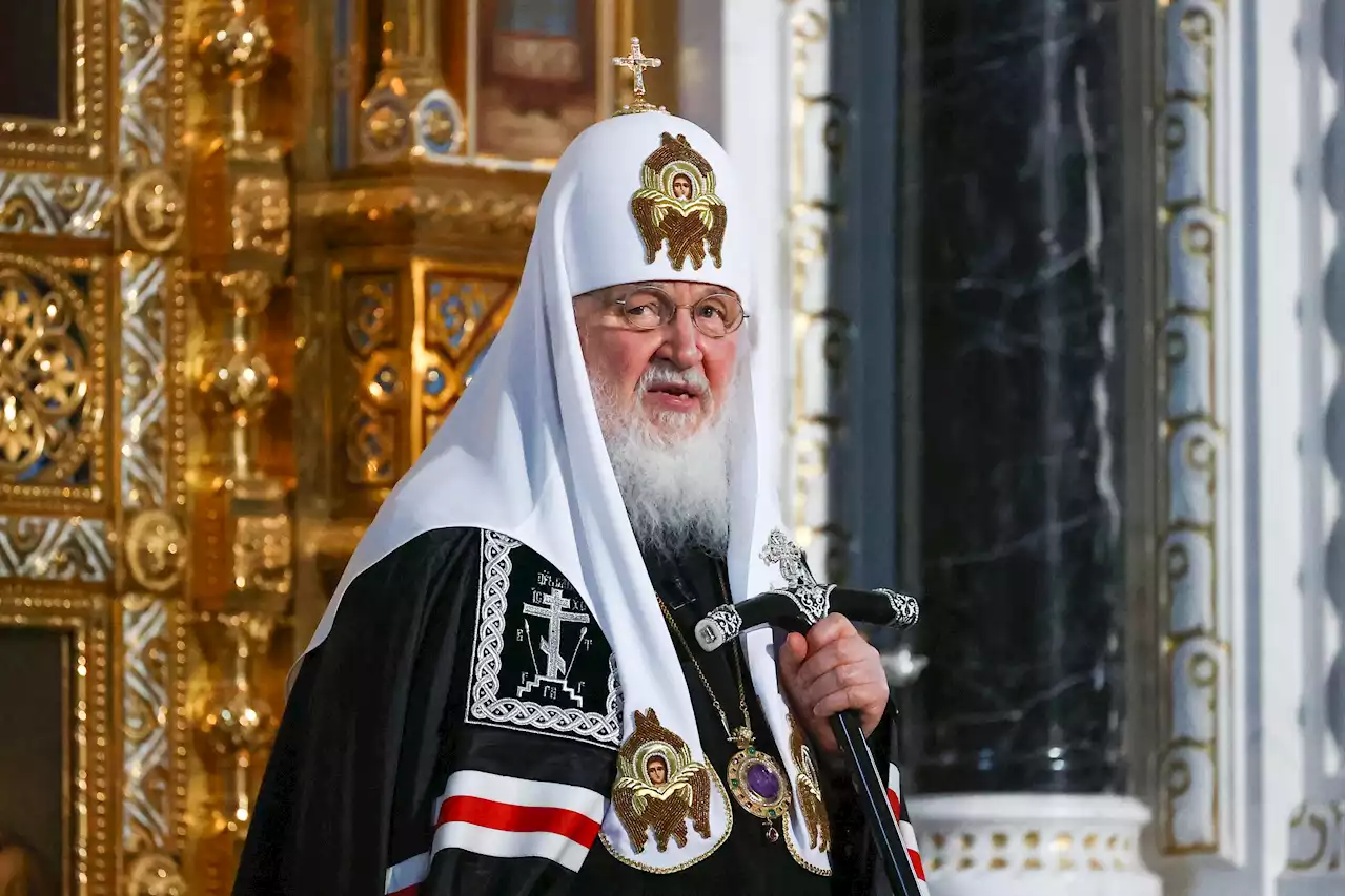 Russia, patriarca Kirill scivola su acqua santa e cade - Video