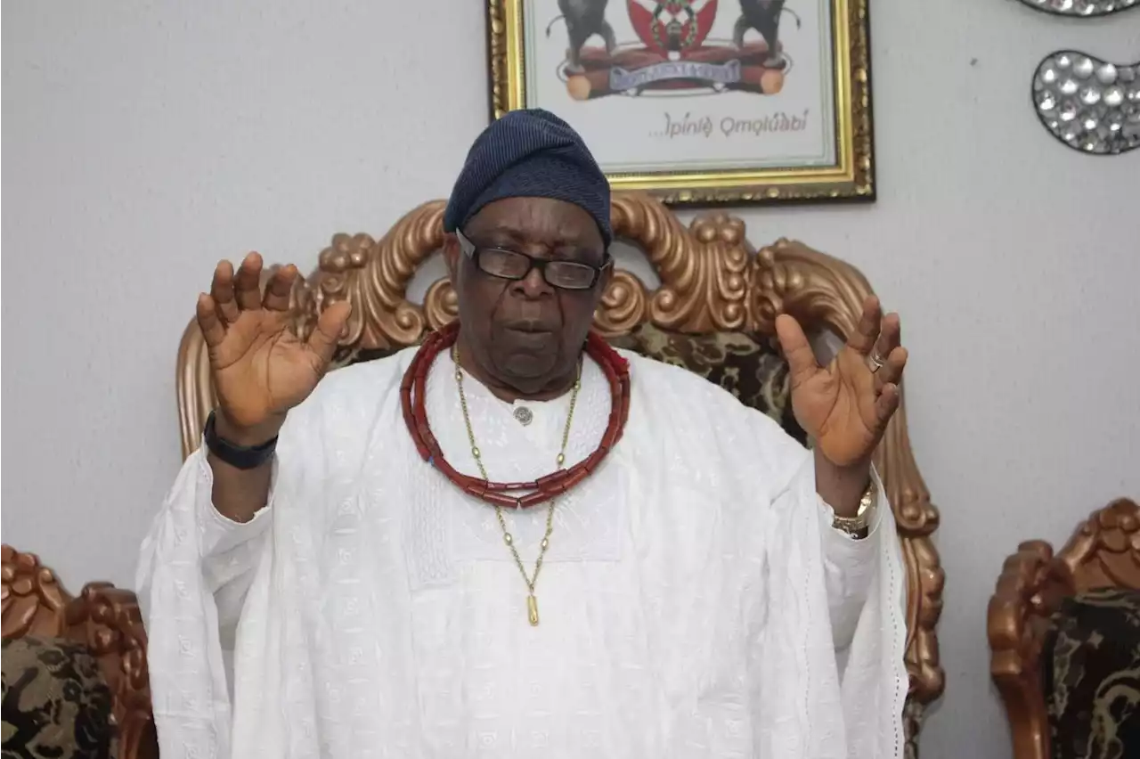 Osun 2022: I don’t want to curse anyone - Oba Aromolaran blasts politicians at peace parley