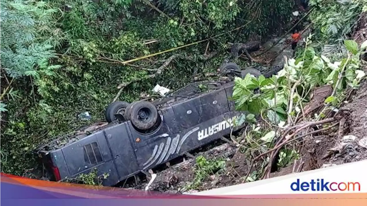 Bus Nyungsep ke Jurang di Tasik, 3 Orang Tewas dan 56 Luka!