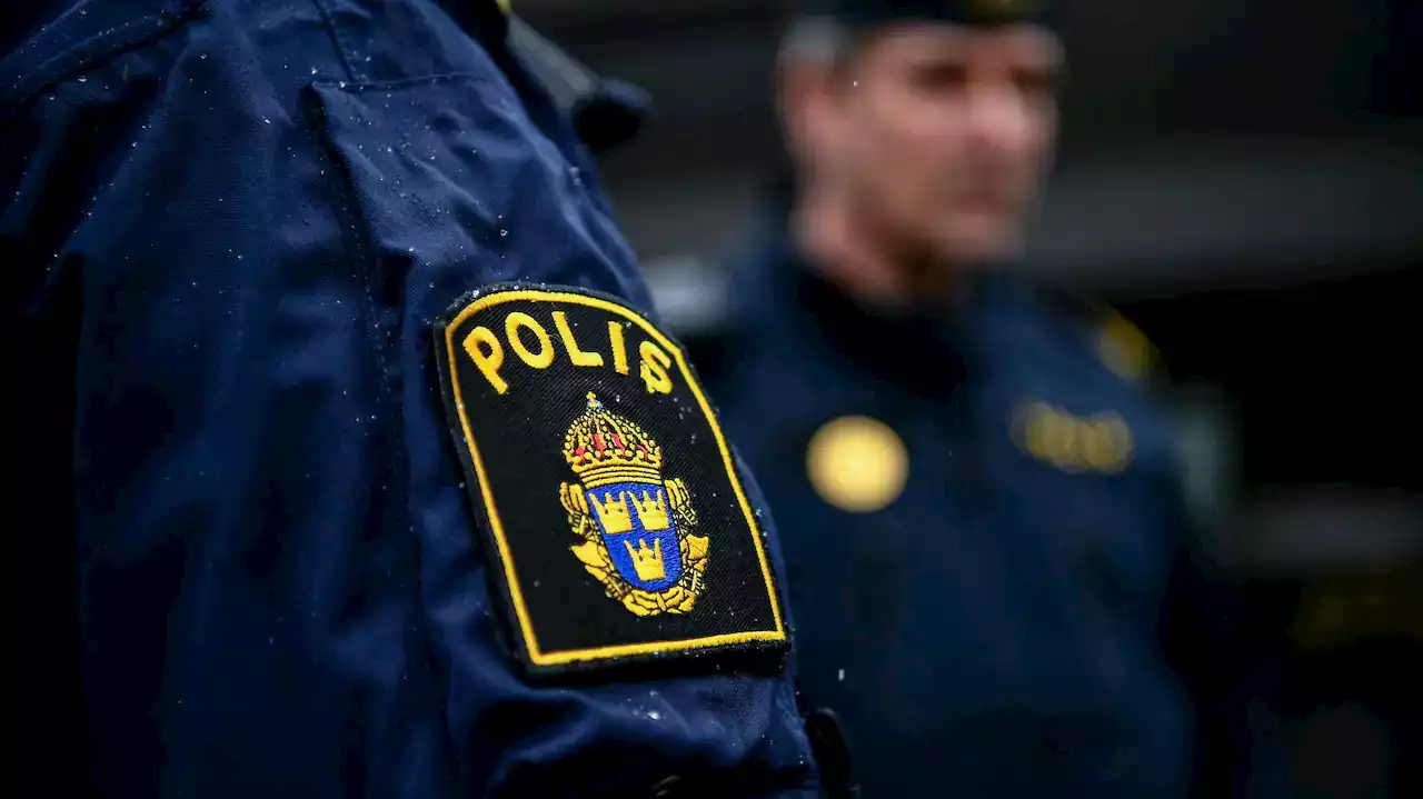 Död person hittad utomhus – tre gripna