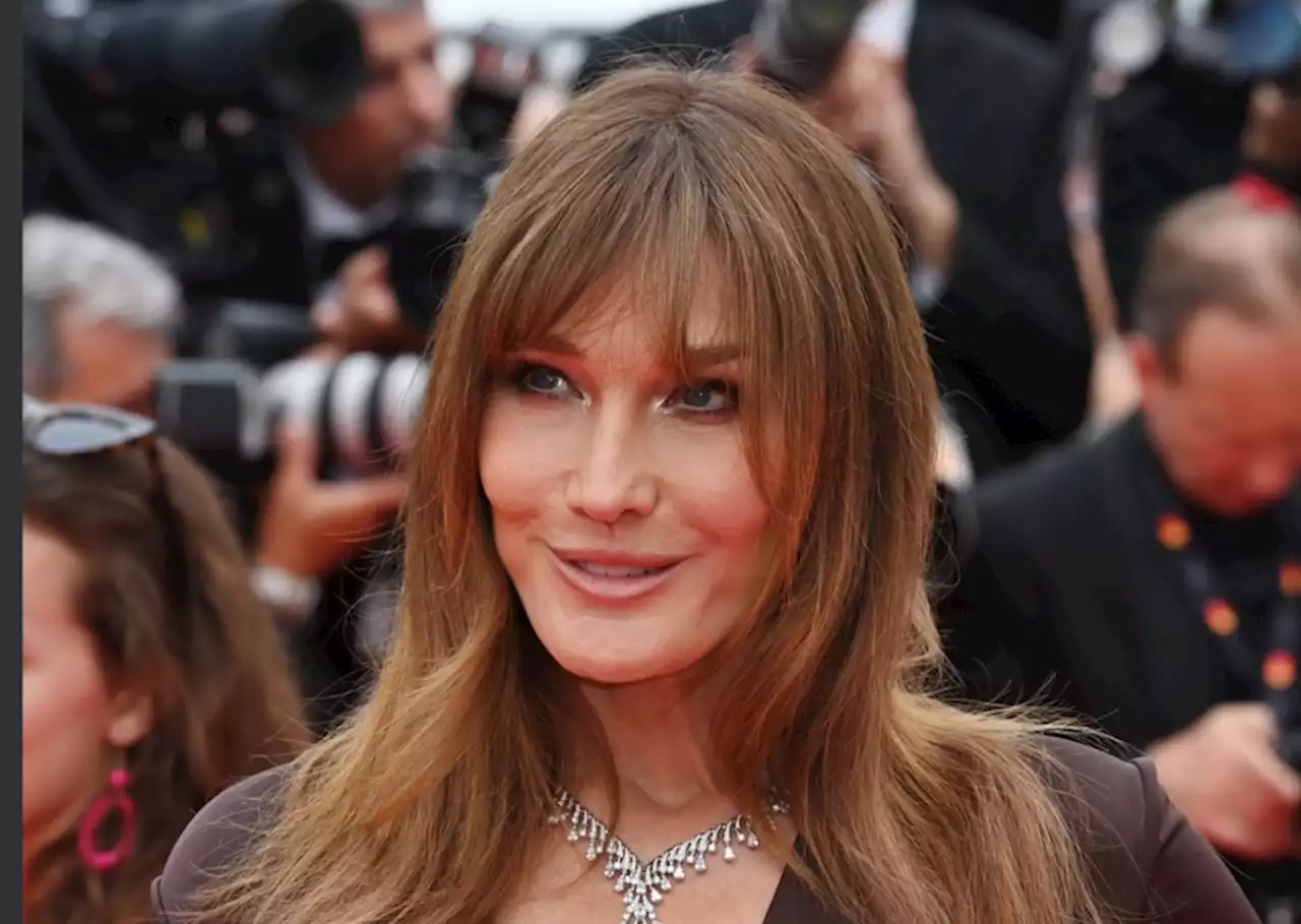 Carla Bruni, éblouissante en rouge lors du défilé AMI - Grazia