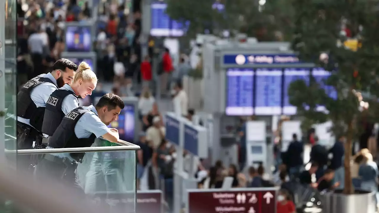 NRW-Ferien beginnen mit Schlangen an Flughäfen