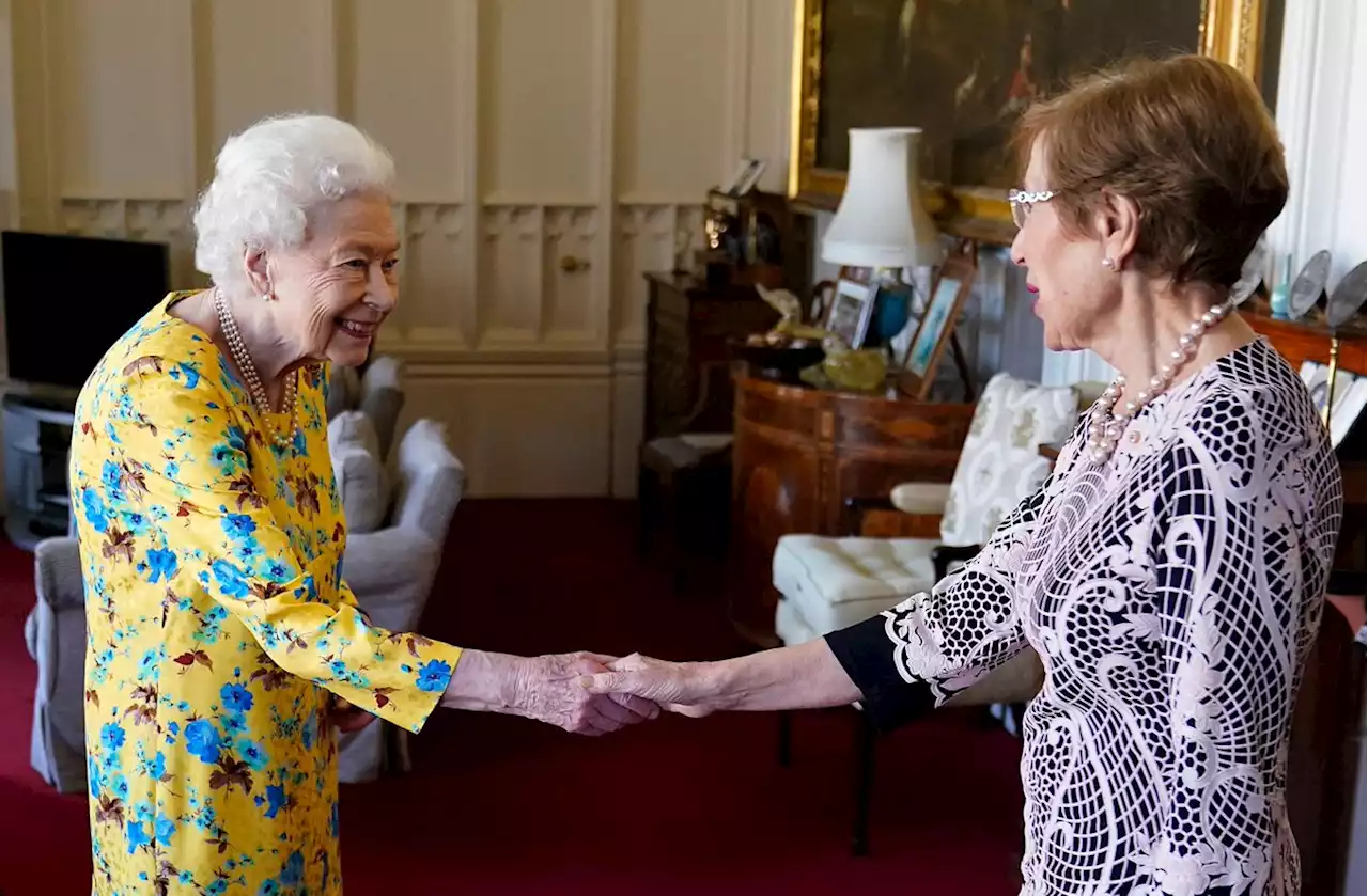 Royal fans complement Queen's new do as she debuts fresh haircut in pics