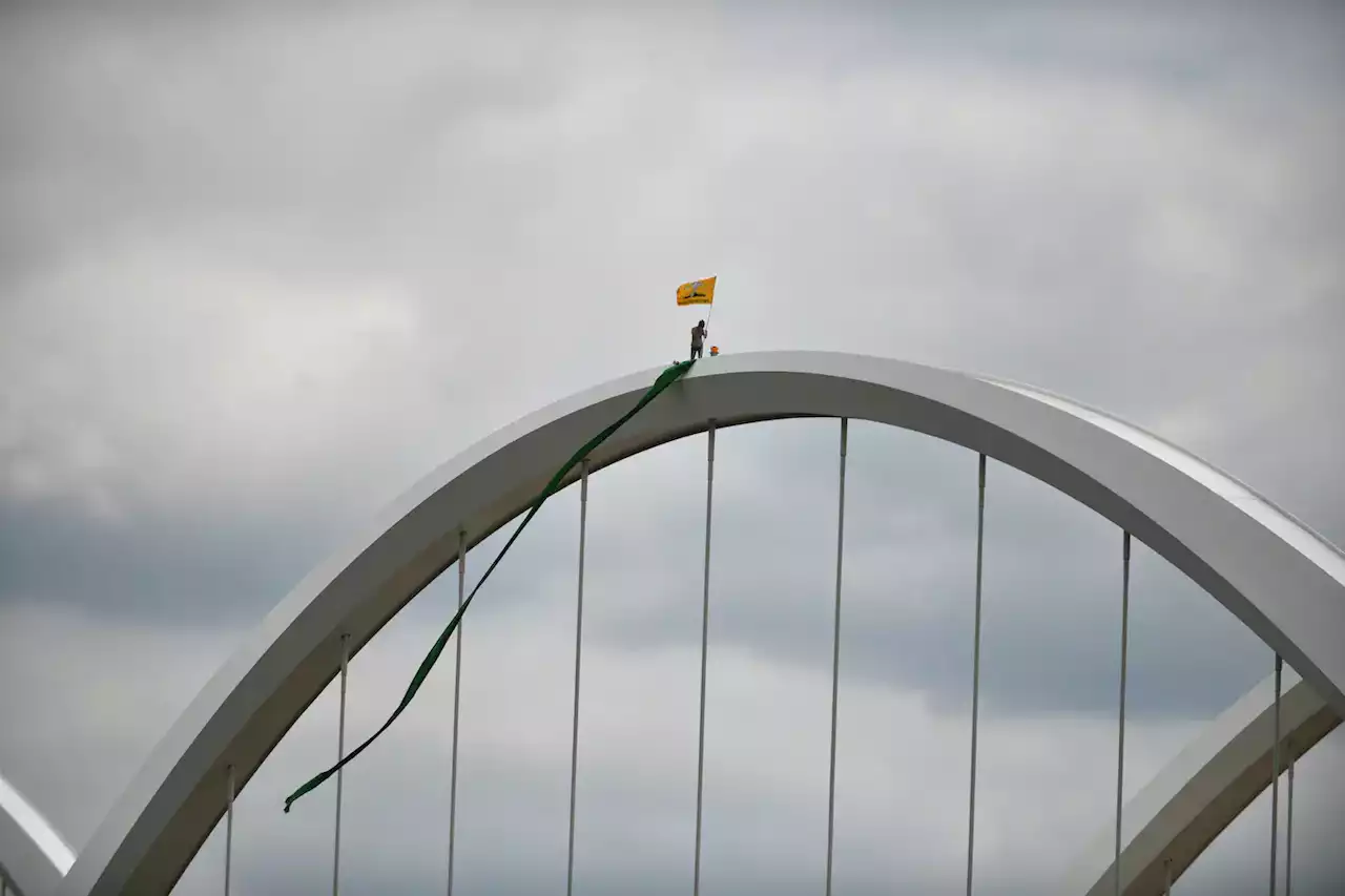 Perspective | A dad climbed a bridge to protest the Supreme Court’s abortion ruling