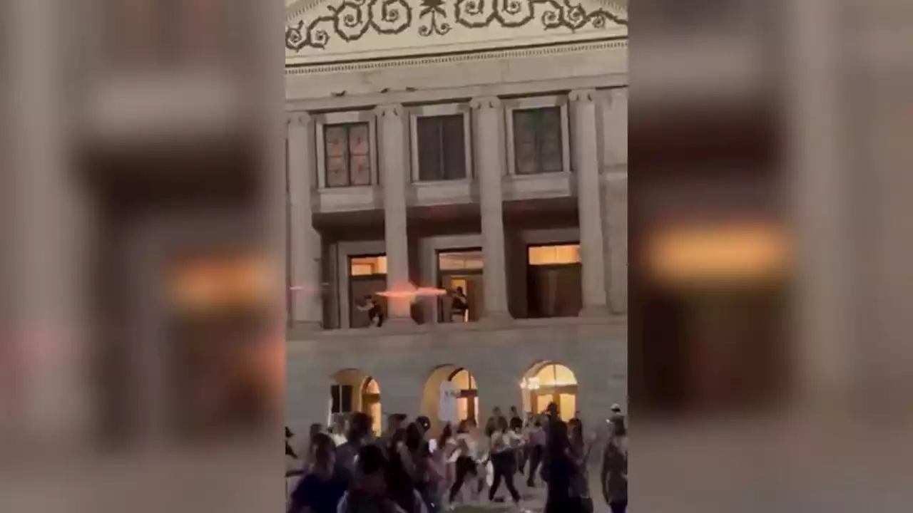 Phoenix, lacrimogeni contro i manifestanti davanti al Senato federale in Arizona