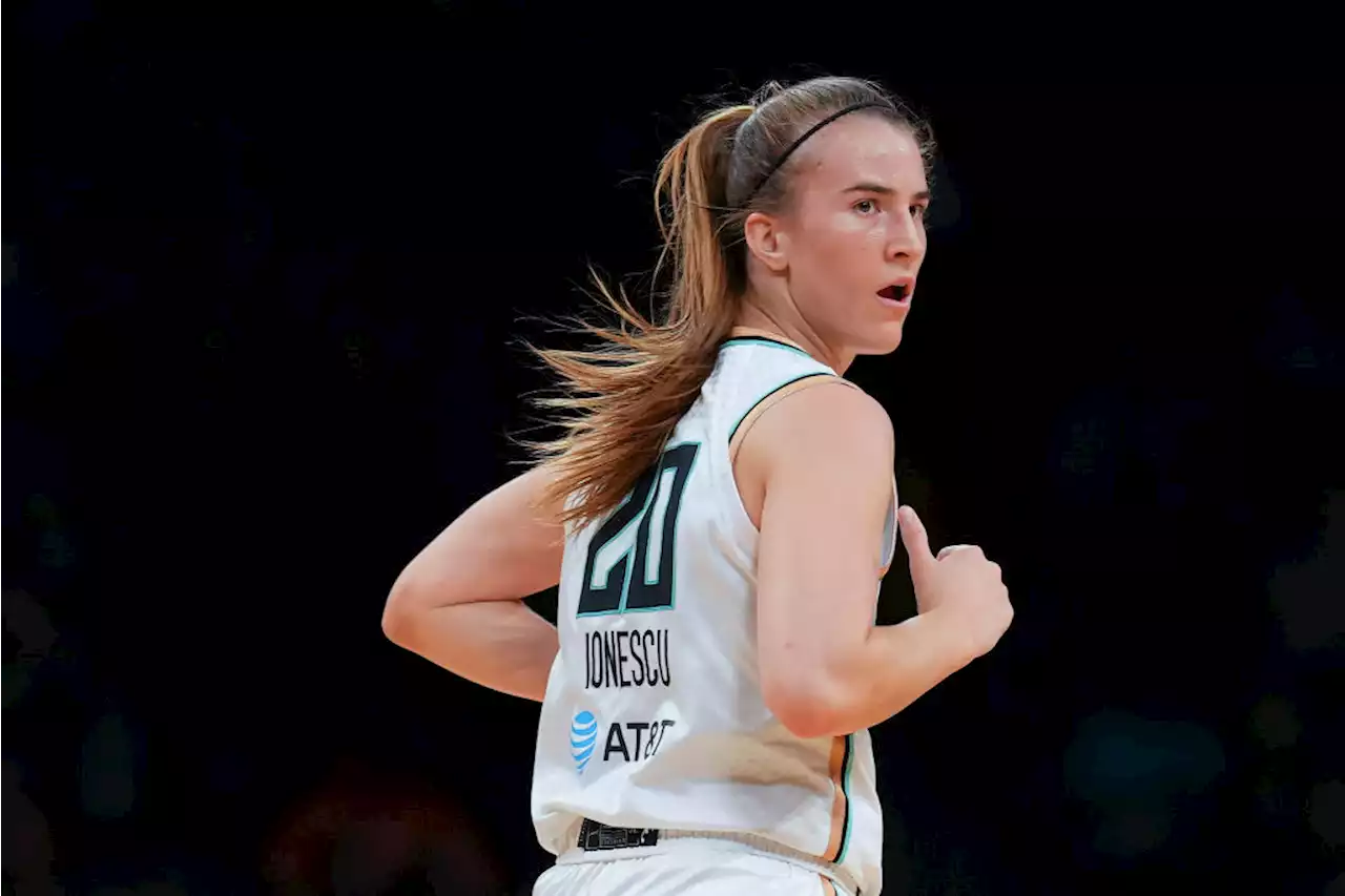 Sabrina Ionescu mimics pal Steph Curry's Night Night celebration