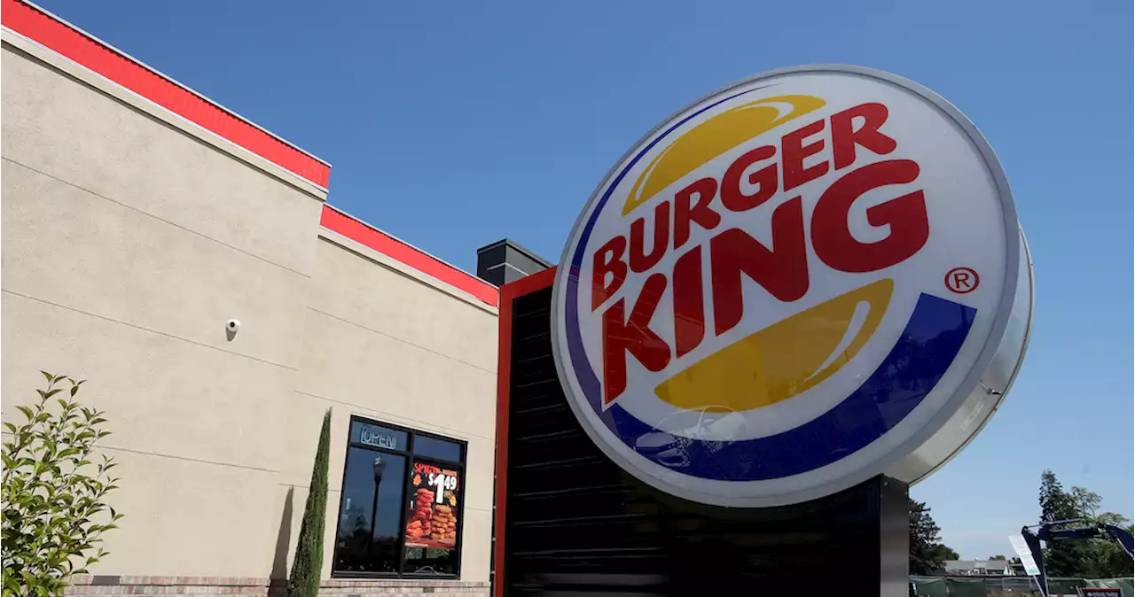 VIDEO: Hombre trabaja 27 años en Burger King en EU; recibe decepcionante regalo