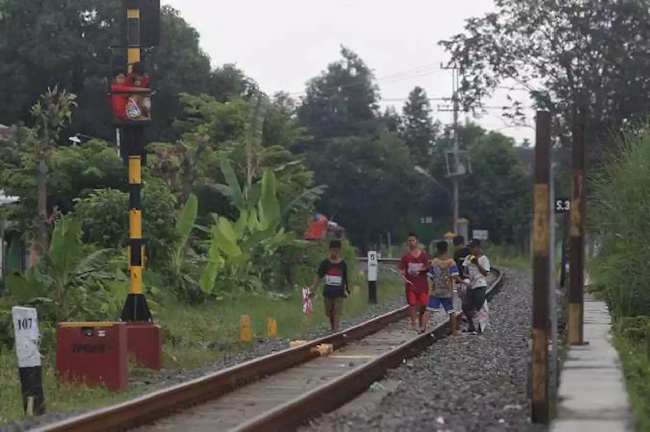 Bahaya! Banyak Anak Main Layangan Di Rel KA Dekat Simpang Joglo Solo