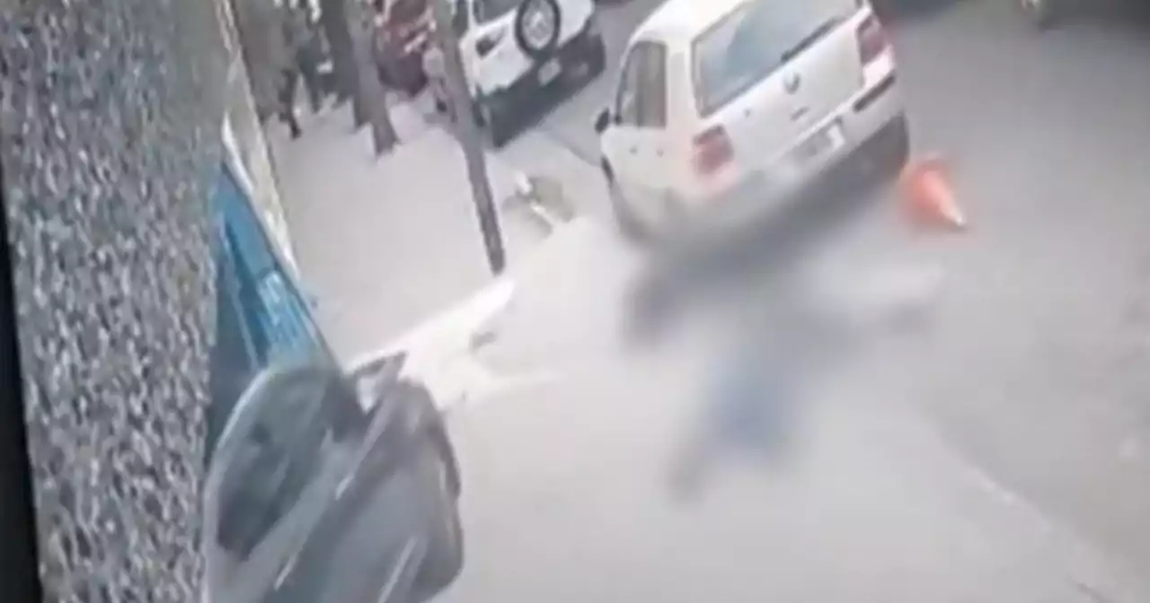 Video: un empleado de un estacionamiento perdió el control de un auto y atropelló a un policía