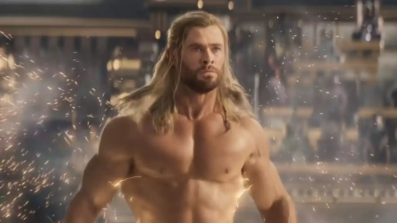 Chris Hemsworth's Glad Love & Thunder Shows Thor's Bare Butt