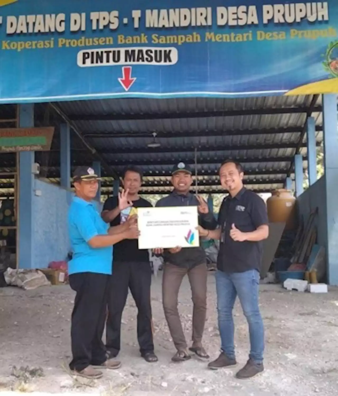 PLN UP3 Gresik Bantu Sarpras Bank Sampah Desa Prupuh