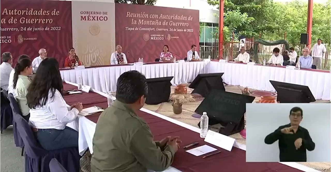 Supervisa AMLO obras de caminos artesanales en La Montaña de Guerrero