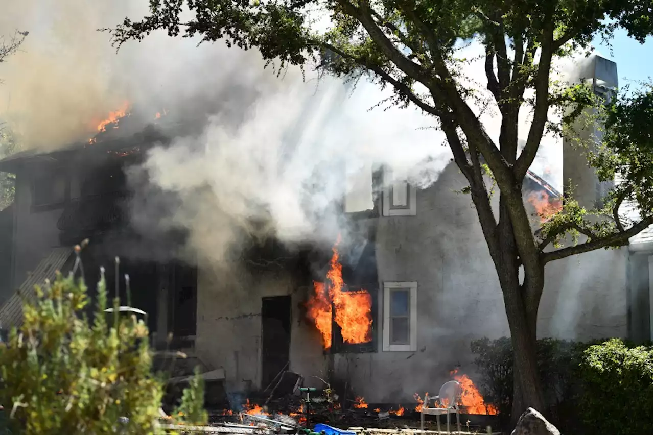 PHOTOS: Structure fire spreads to vegetation in Alamo, damages home