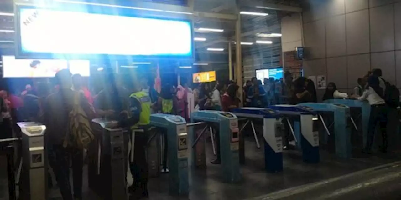 Terperosok dari Peron Stasiun Manggarai, Penumpang Terjebak saat KRL Jalan | merdeka.com