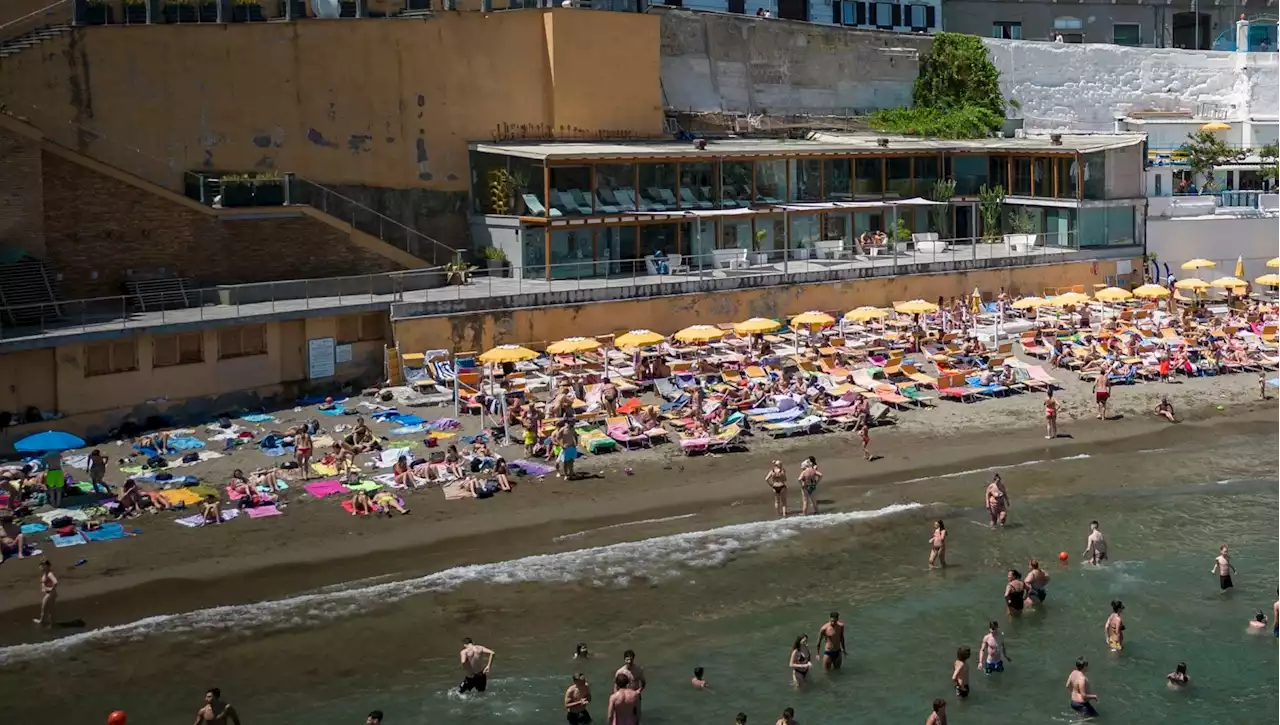 Tassa sul mare, a Napoli esplode la protesta: “Non è giusto, le spiagge sono di tutti”