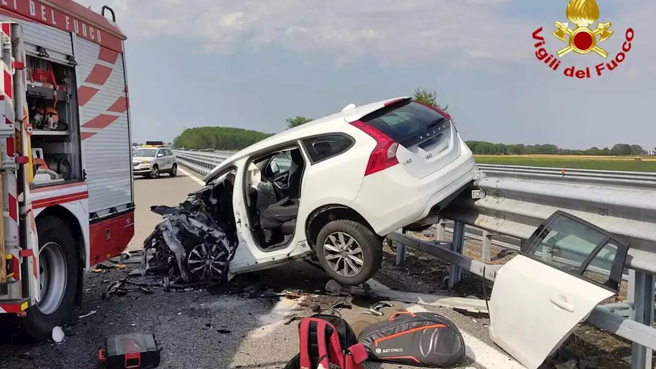 In contromano in autostrada si scontra con due auto: ci sono dei morti