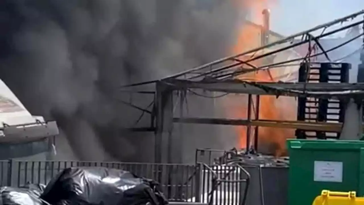 In fiamme un capannone industriale a est di Roma