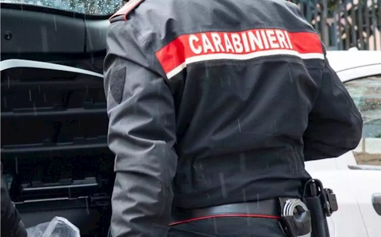 Minaccia passanti con un coltello, arrestato 25enne nel Siracusano