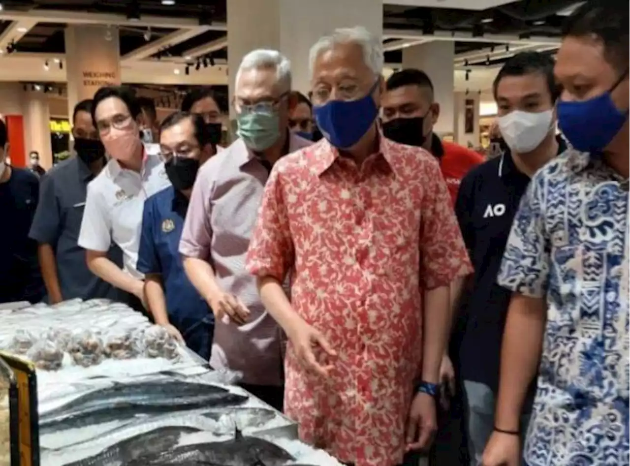 PM makes spot check on prices of goods at supermarket