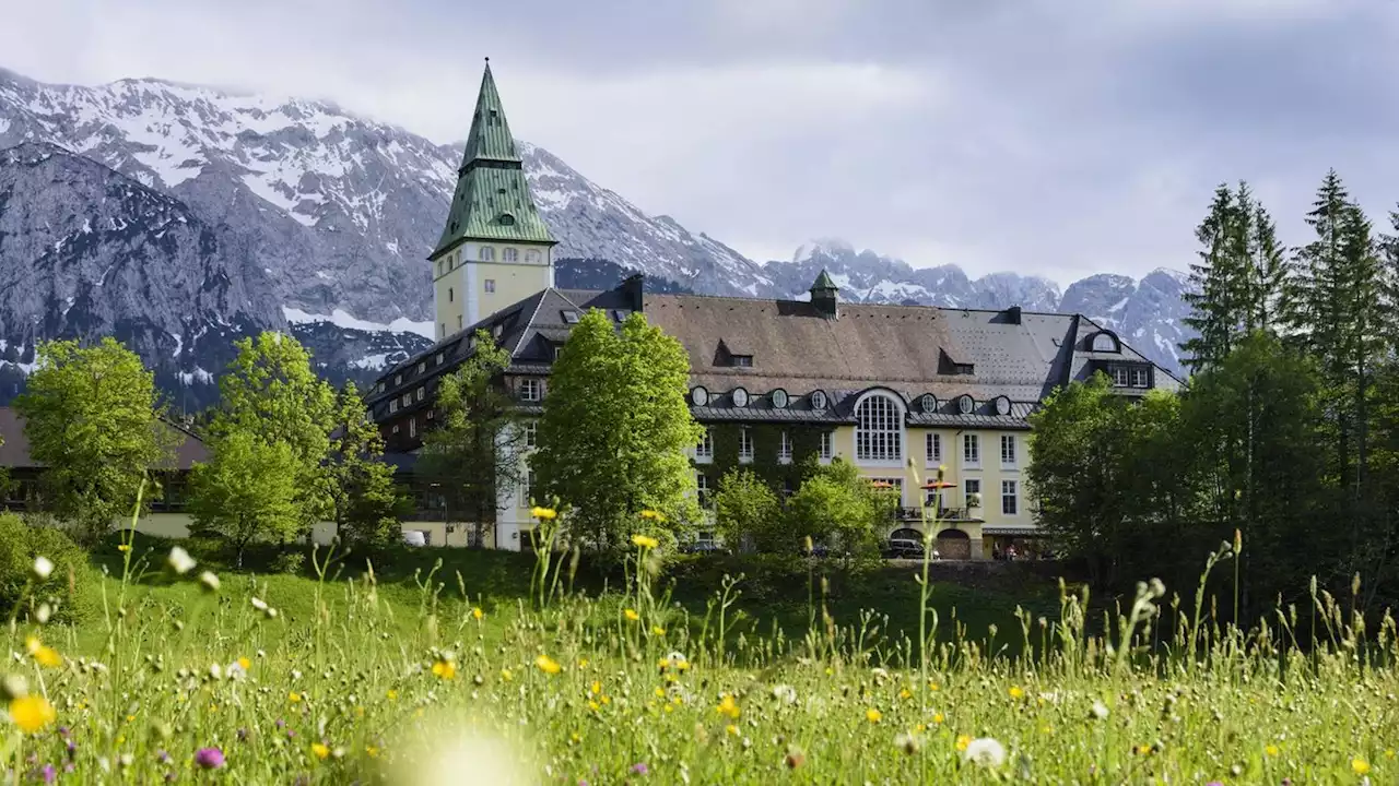 Schloss Elmau liegt eingebettet in einer herrlichen Region – und ist nicht der einzige Luxus hier