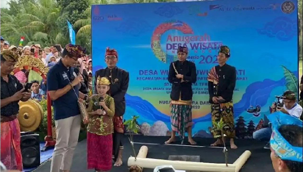 Sandiaga Uno ke Desa Wisata Buwun Sejati NTB: Nonton Wayang Cilik, Makan Sate Bulayak