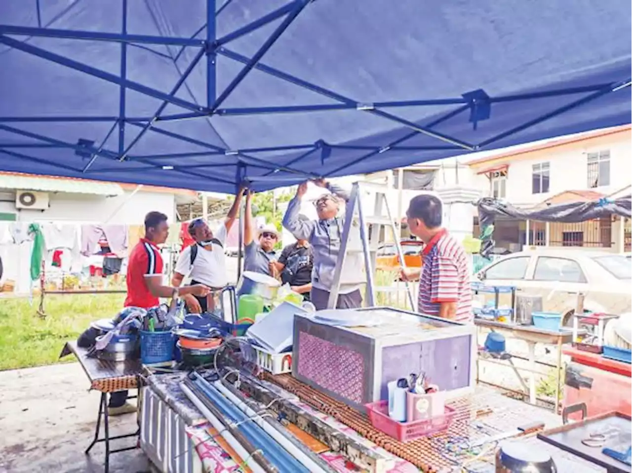 Lapan beranak ikat perut, gerai dipukul ribut