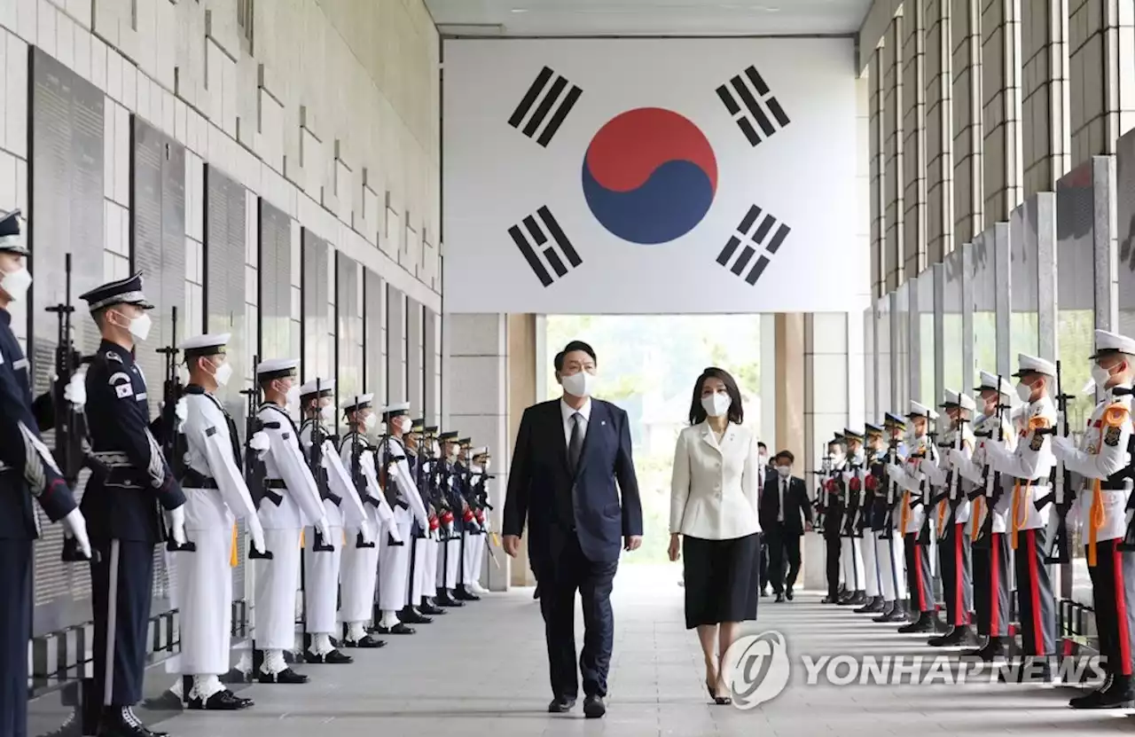 '나토行 동행' 김건희 여사, 스페인 왕궁·미술관 일정 소화 | 연합뉴스