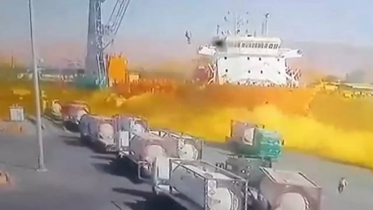 بالفيديو.. أولى لحظات لتسرب صهريج غاز سام بميناء العقبة\n