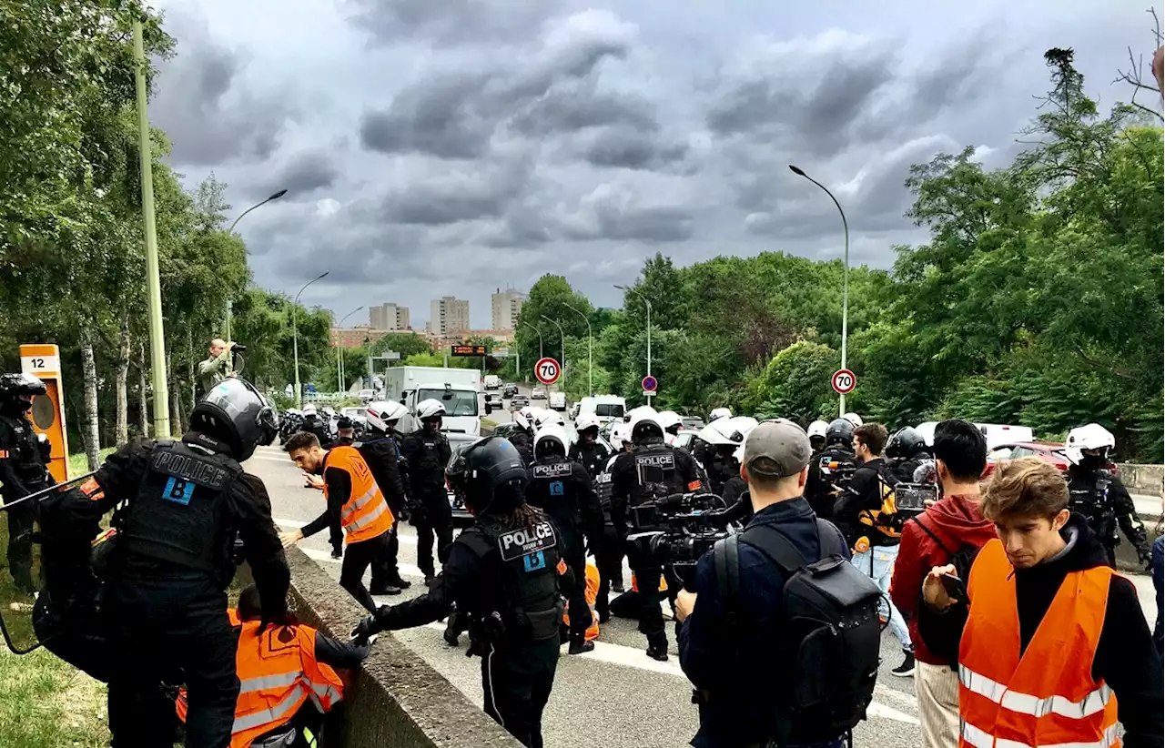 Festgeklebt: Polizei reißt Hände von Aktivisten von der Straße