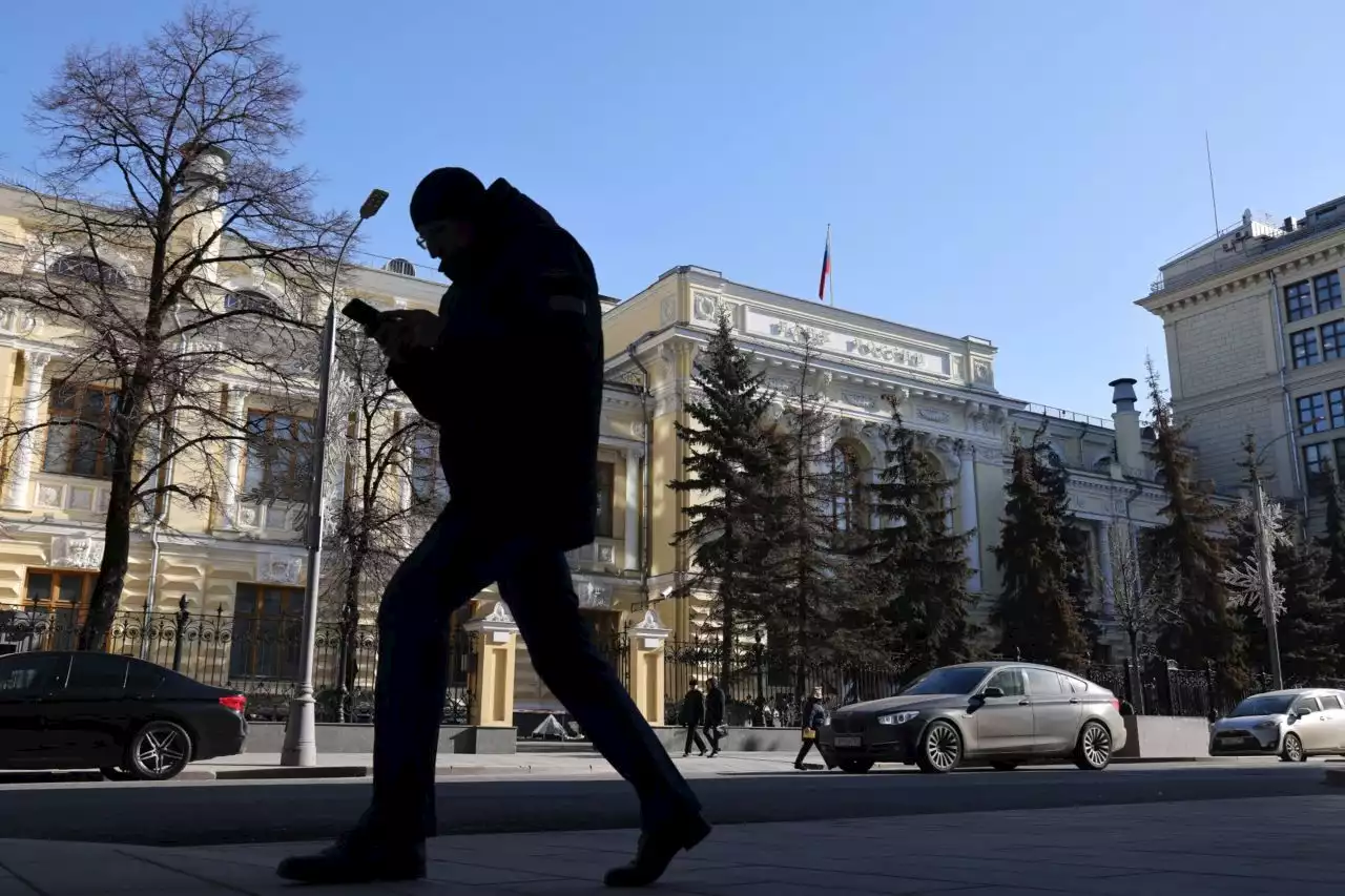 World: Russia defaults on foreign debt for first time since 1918