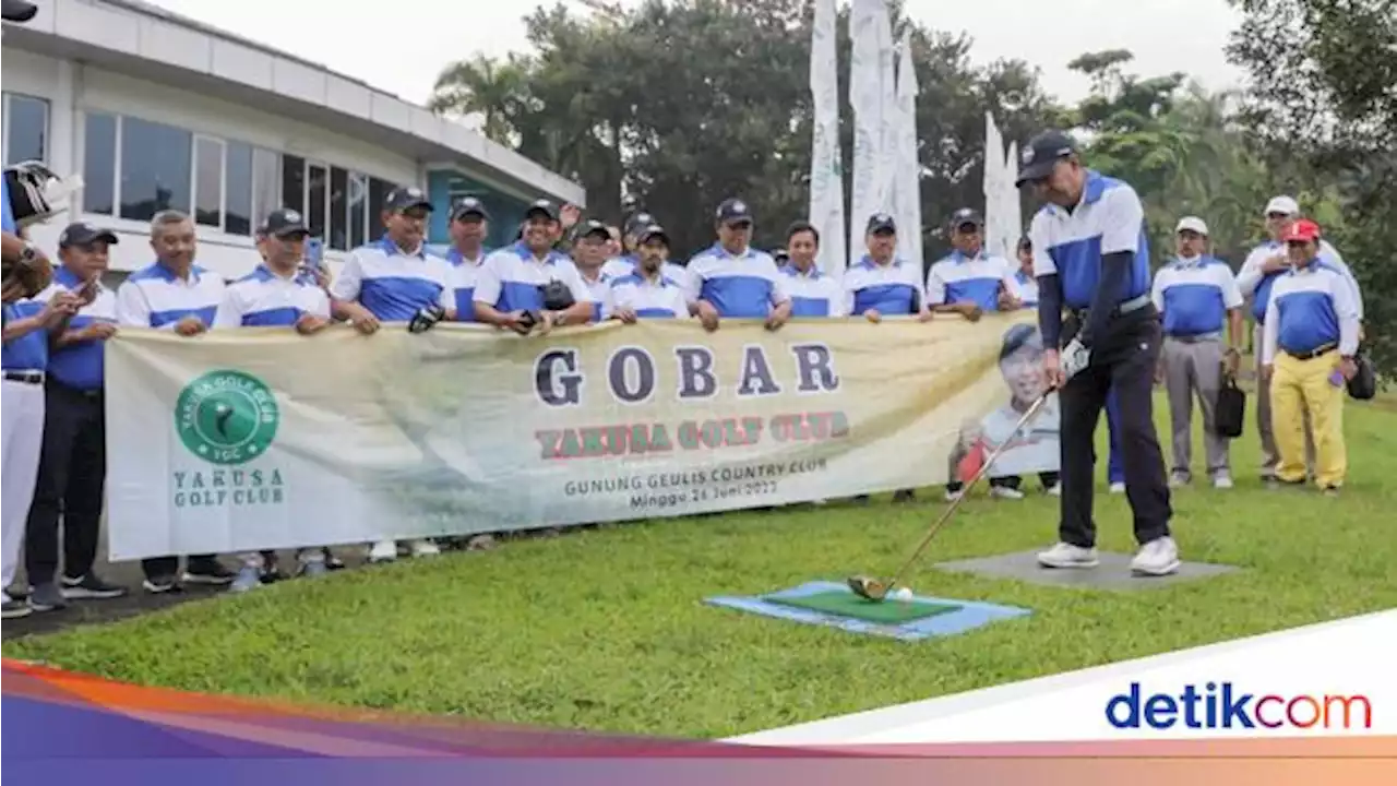 Ketika Menpora Amali Pamer Aksi di Lapangan Golf