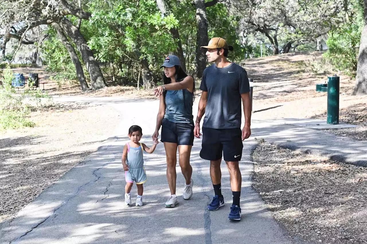 San Antonio couple teaches 1-year-old to enjoy nature one national park at a time