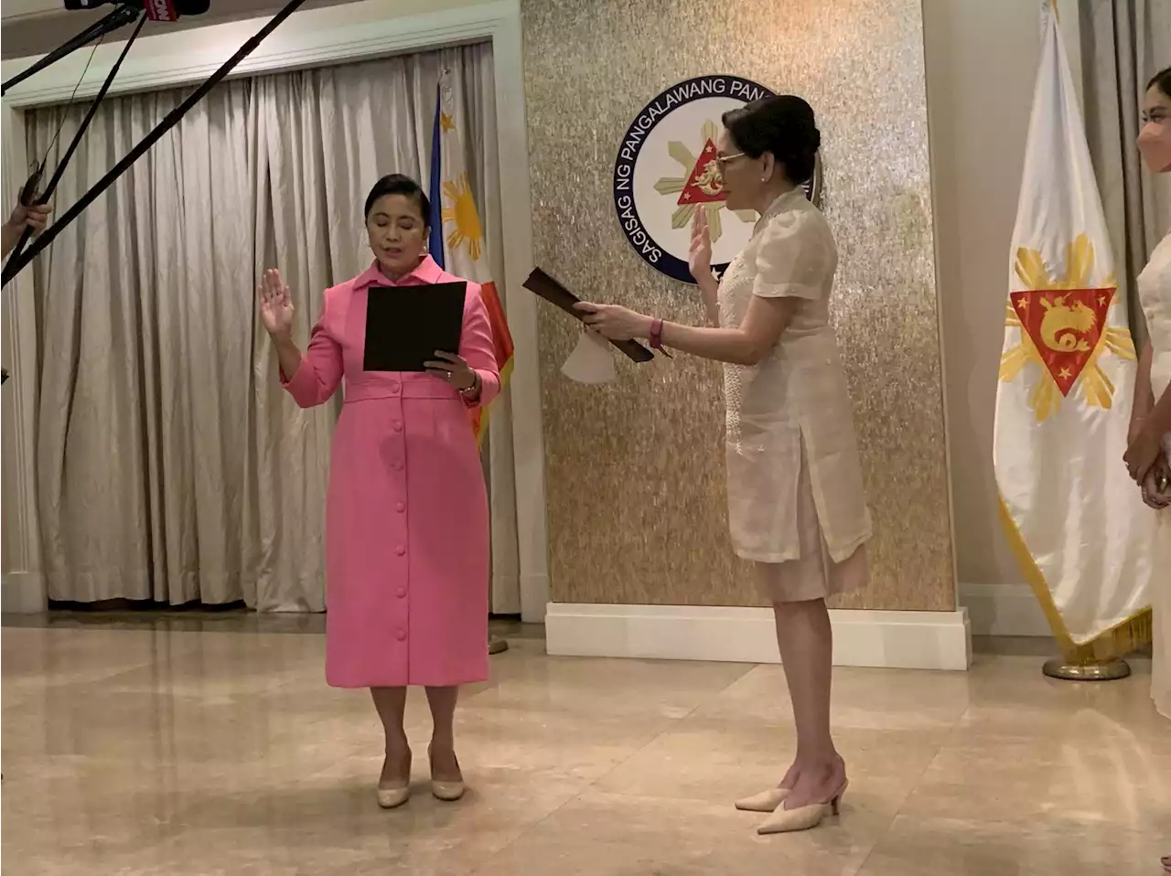 Robredo turns over opposition leadership baton to Hontiveros