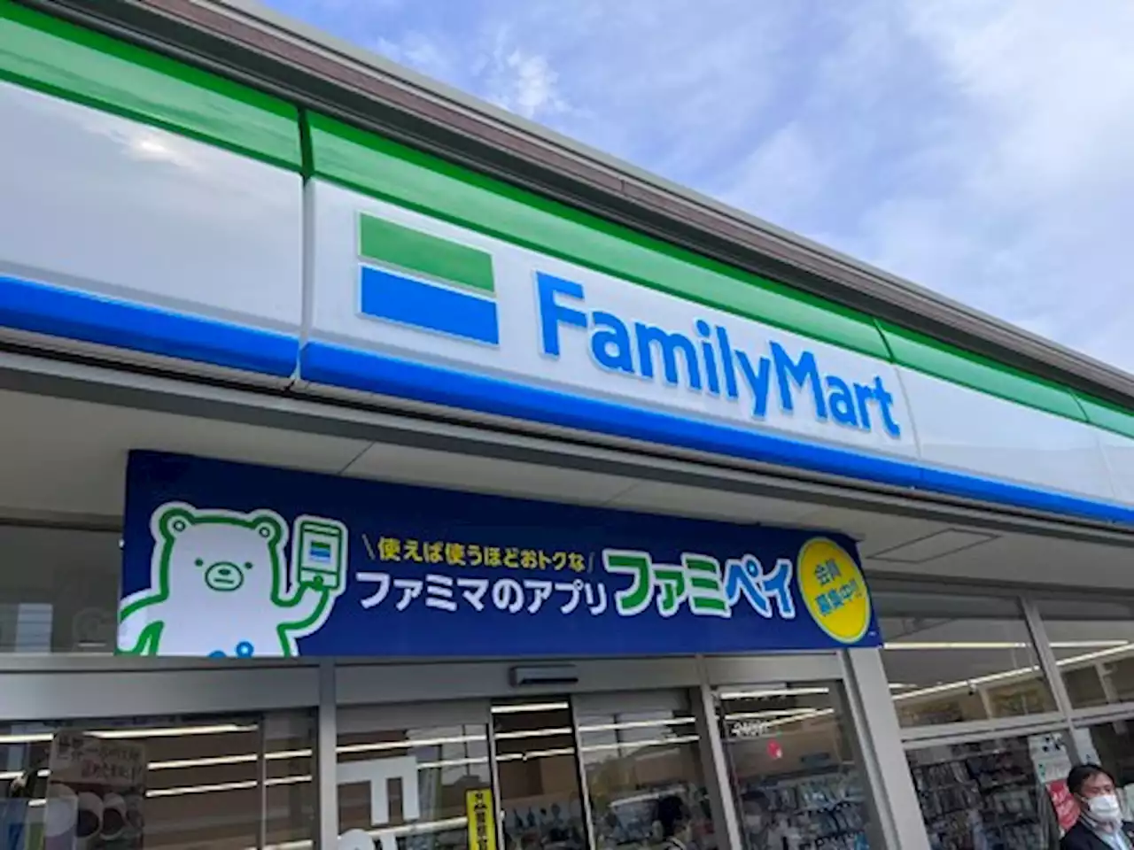 レジ真上に巨大ディスプレイ、広告配信すると売上2割アップ ファミマが推し進める「第3のメディア」戦略 - トピックス｜Infoseekニュース