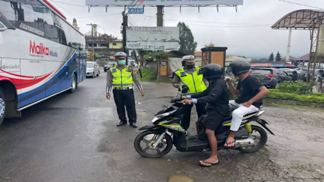 Polisi Tegur 200 Pemotor Bersandal Jepit, Tilang 201 Pelanggar