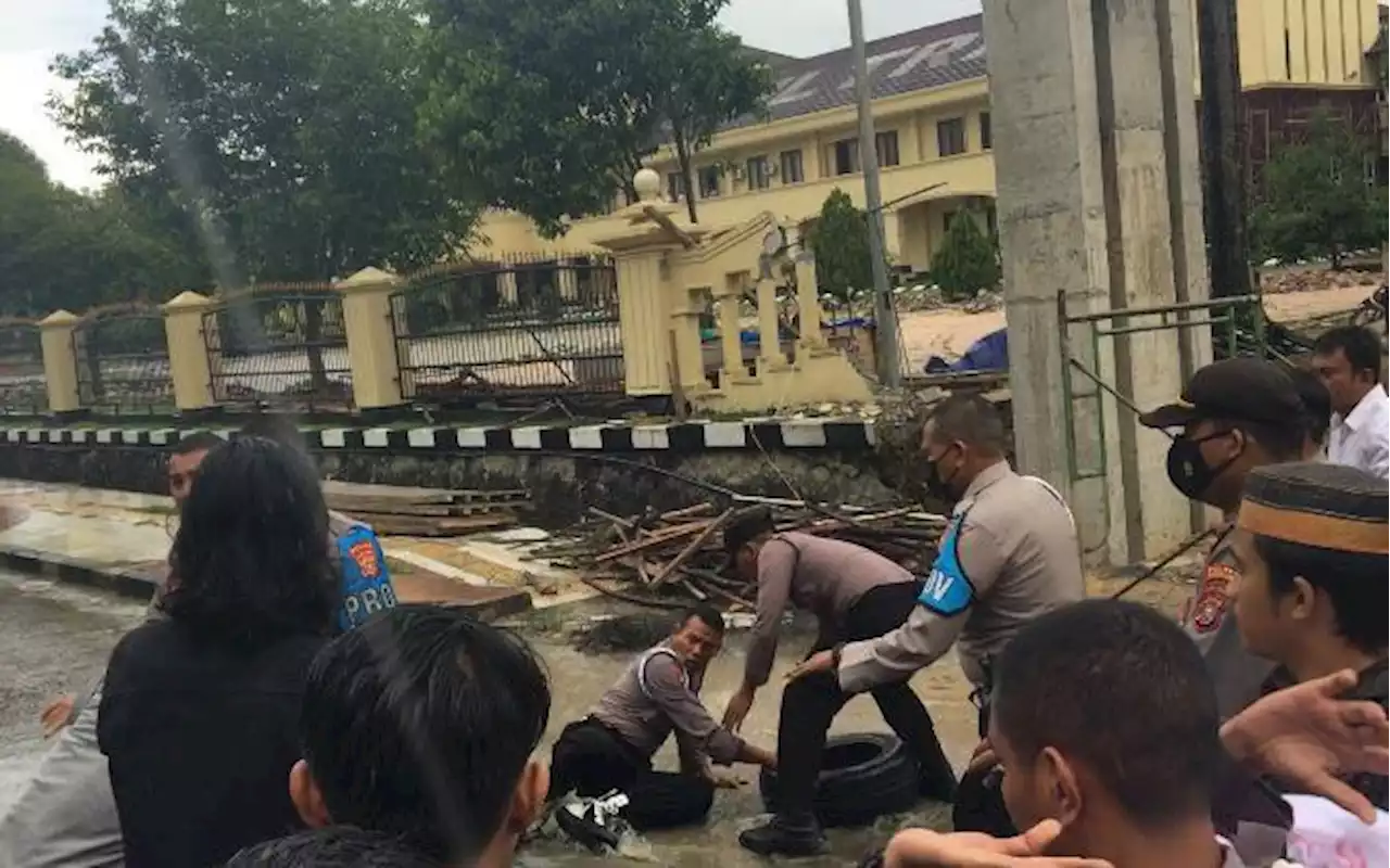 Demo Keluarga Amis Ando Ricuh, Saat Merampas Ban Bekas Polisi Terjatuh