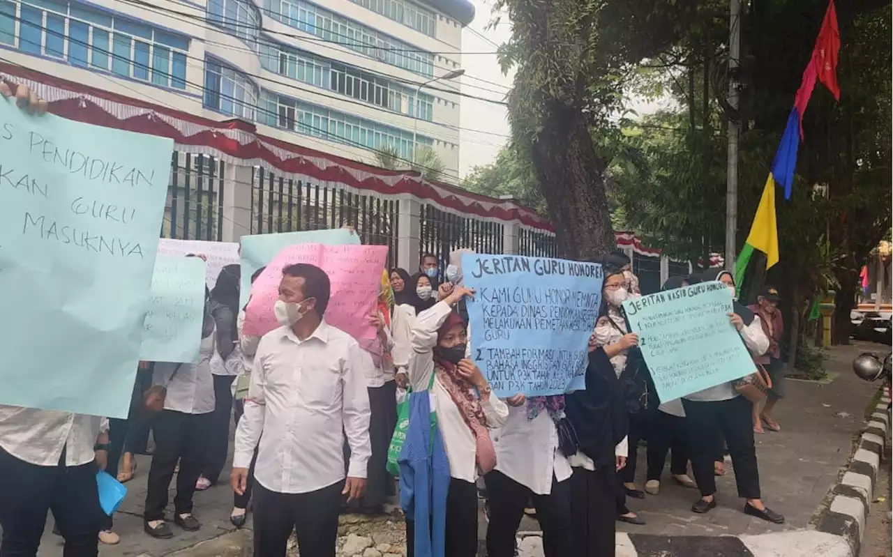 Puluhan Guru Honorer Ini Sudah Tidak Tahan Lagi, Mereka Ramai-ramai Datangi DPRD Medan