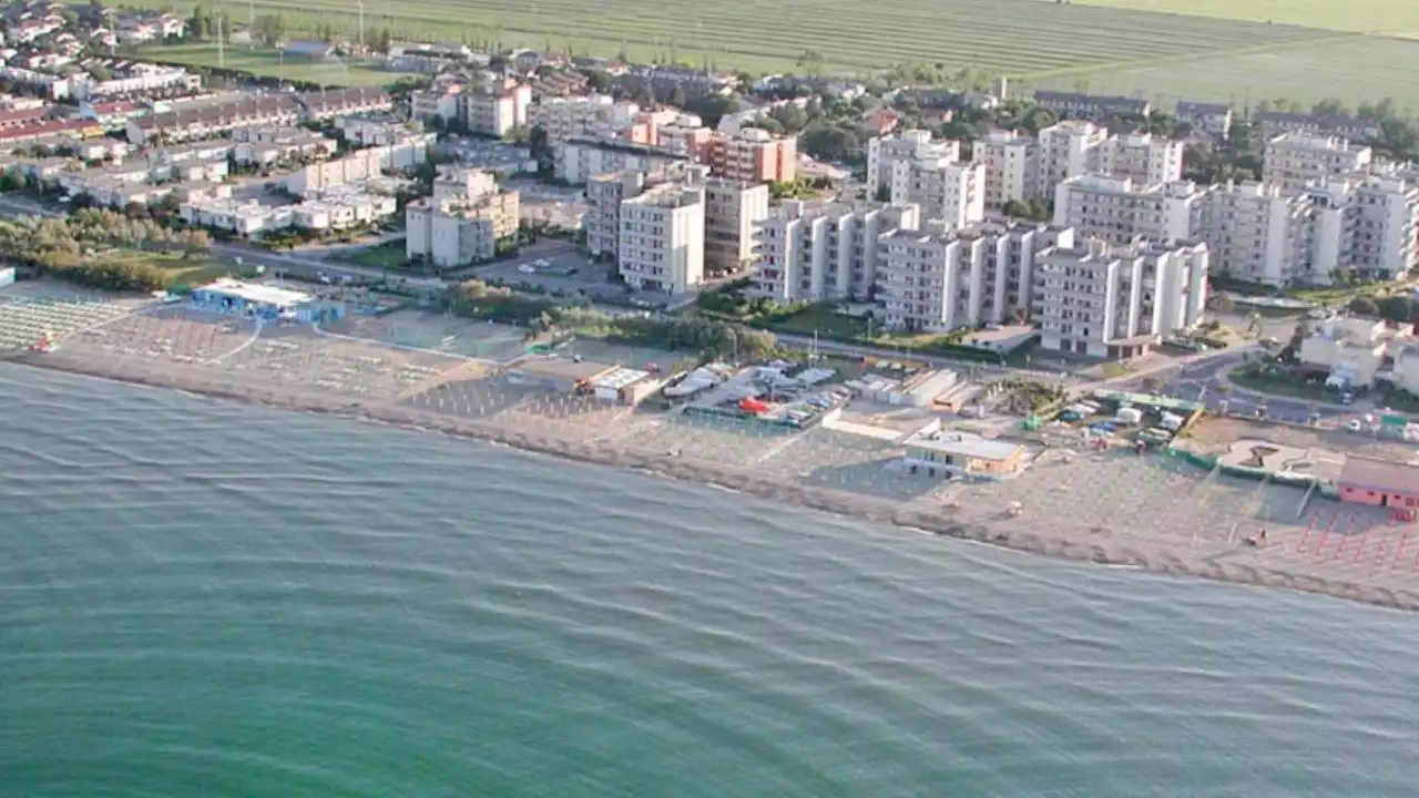 Salva un bambino in mare, muore un 82enne in spiaggia nel ravennate