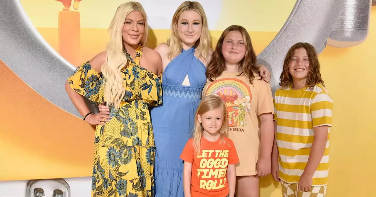 Tori Spelling et ses quatre enfants aux cheveux longs sur le tapis rouge de Minions